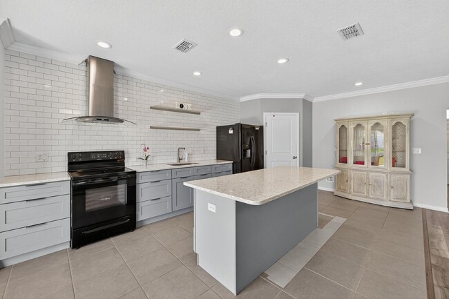 Building Photo - Stunning 5 bed/ 2 bath