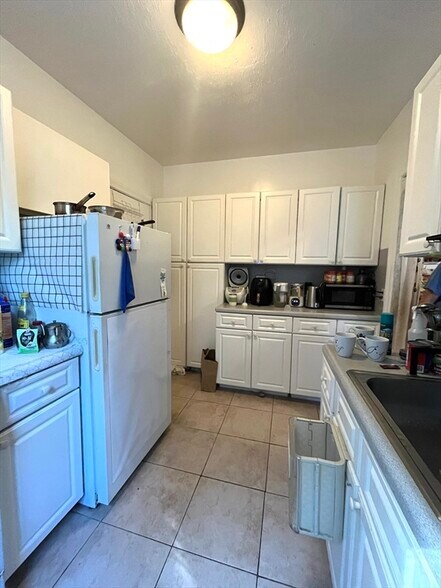 Building Photo - 1574 Beacon St