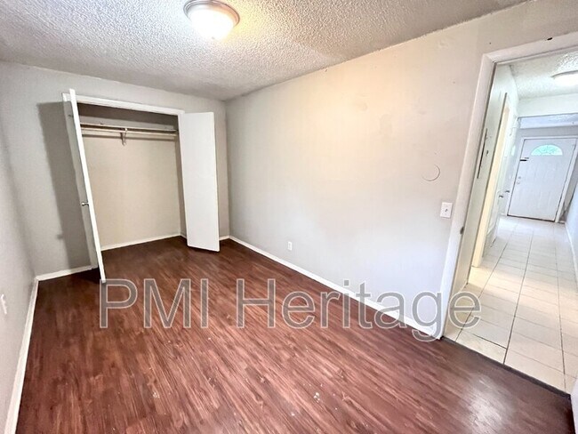 Building Photo - 813 N Pleasant St