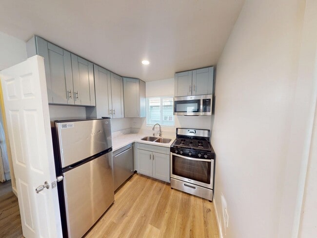 Building Photo - Large 7 Bedroom house on Dorothy - Steps off Campus!!