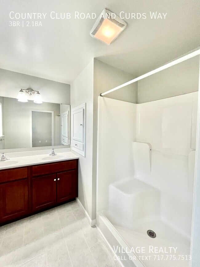 Building Photo - 703 Country Club Rd