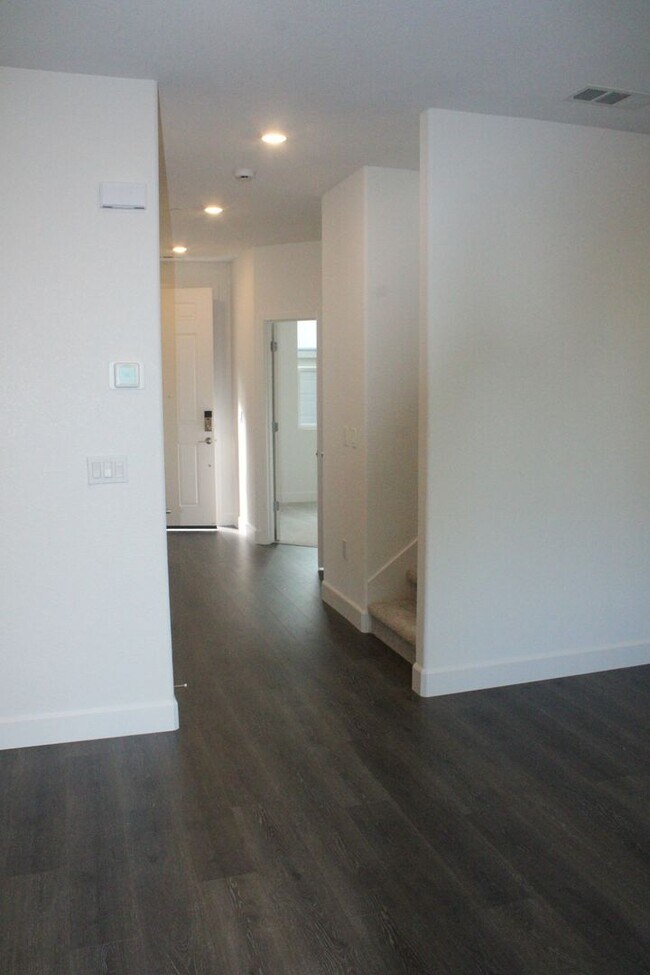 Building Photo - ***PENDING*** 4 Bedroom / 3 Bath House with Solar in San Marco Community-Close to Bart!