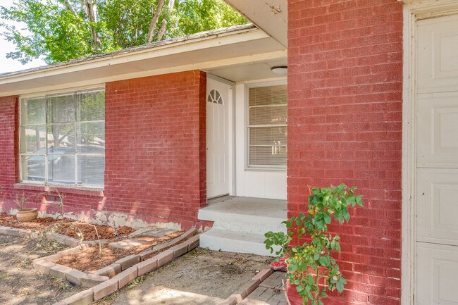 Building Photo - Spacious 3/2 with fenced yard, laundry roo...