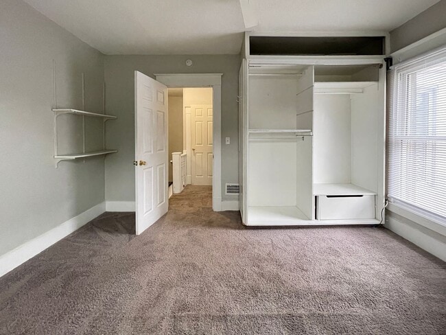 Building Photo - PRELEASING for AUGUST! Close to Campus: Dishwasher and Washer/Dryer Included