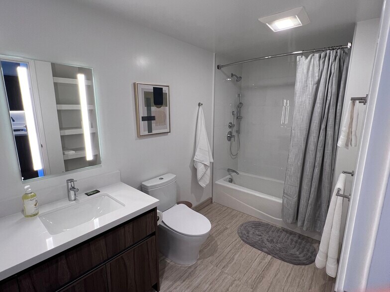 Bathroom - 1515 Liona St