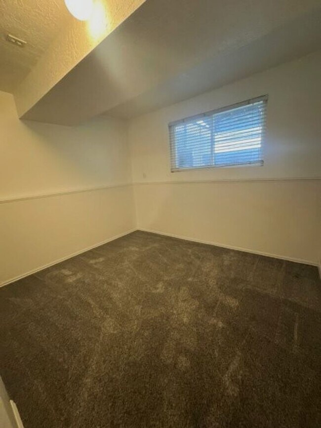 Building Photo - Fall Special – 3 Weeks FREE Rent on 4 Bed,...