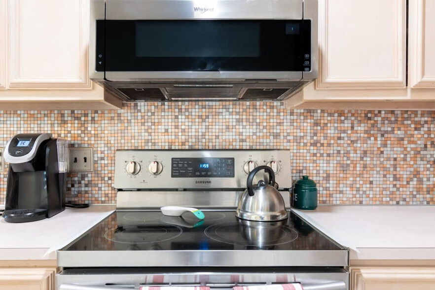 Building Photo - 6498 Yellow Stone Dr