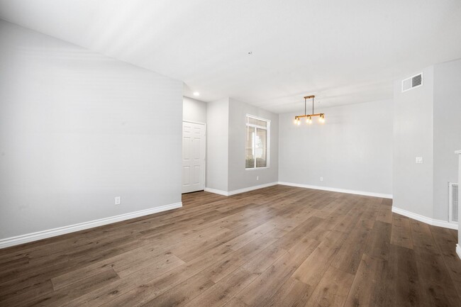 Building Photo - **7543 W Liberty Pkway #655 Fontana** Beau...