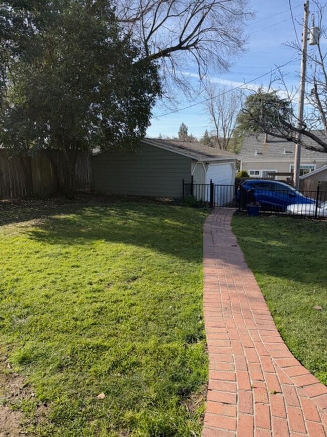 Building Photo - Charming Jackson Home