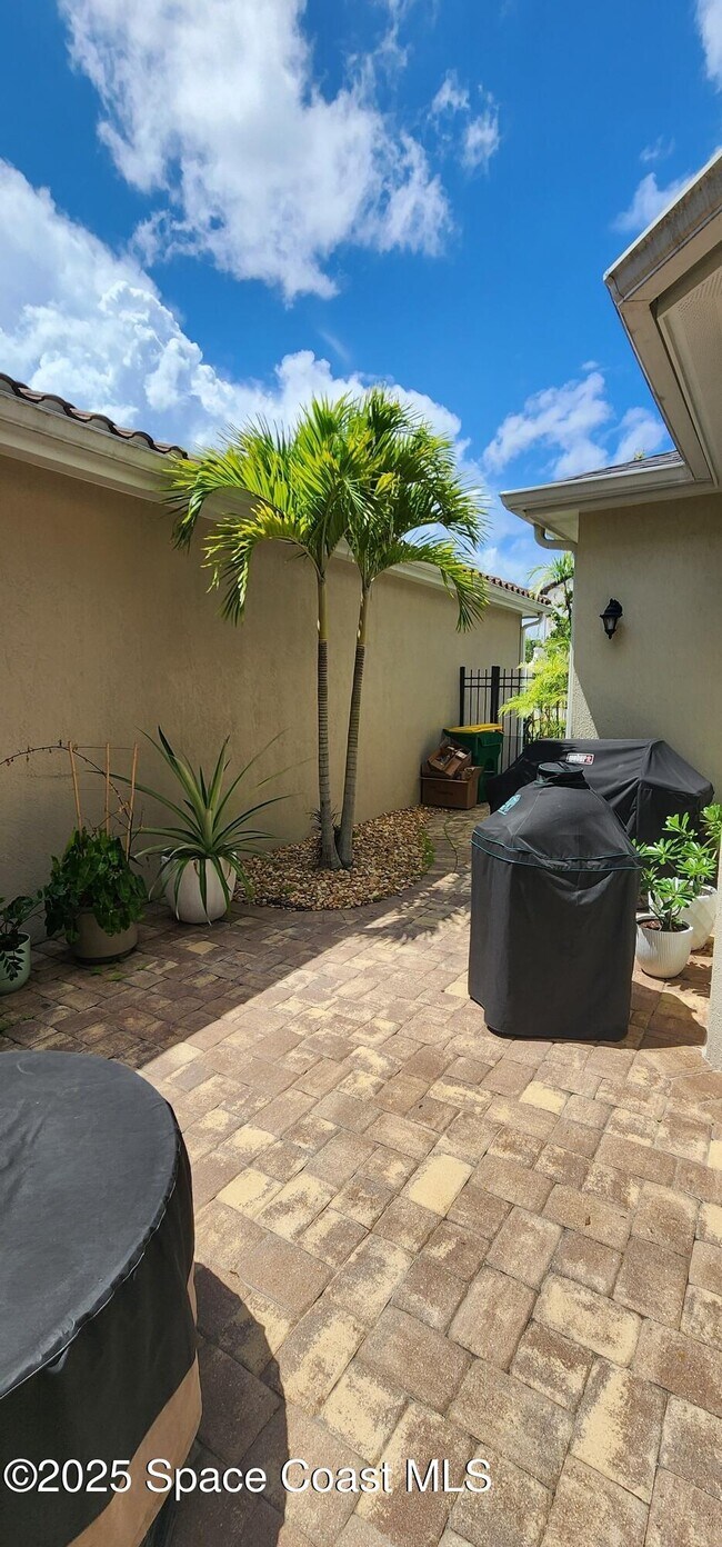Building Photo - 2626 Florencia Pl