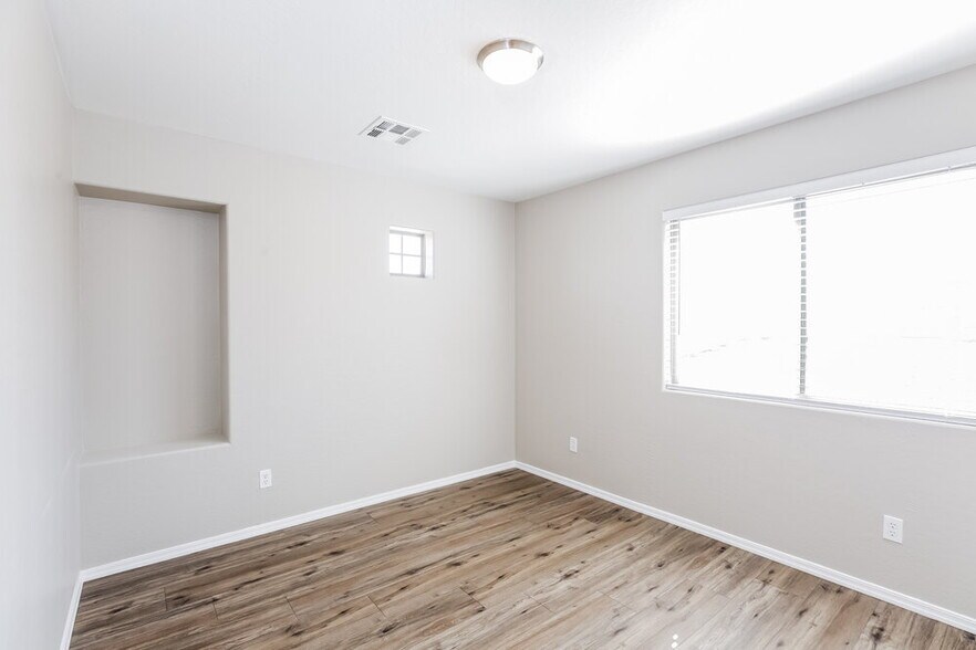 Building Photo - 6216 S 52nd Dr