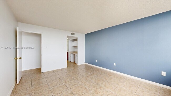 Building Photo - 18011 Biscayne Blvd