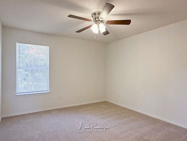 Building Photo - 501 Ashwood Ln