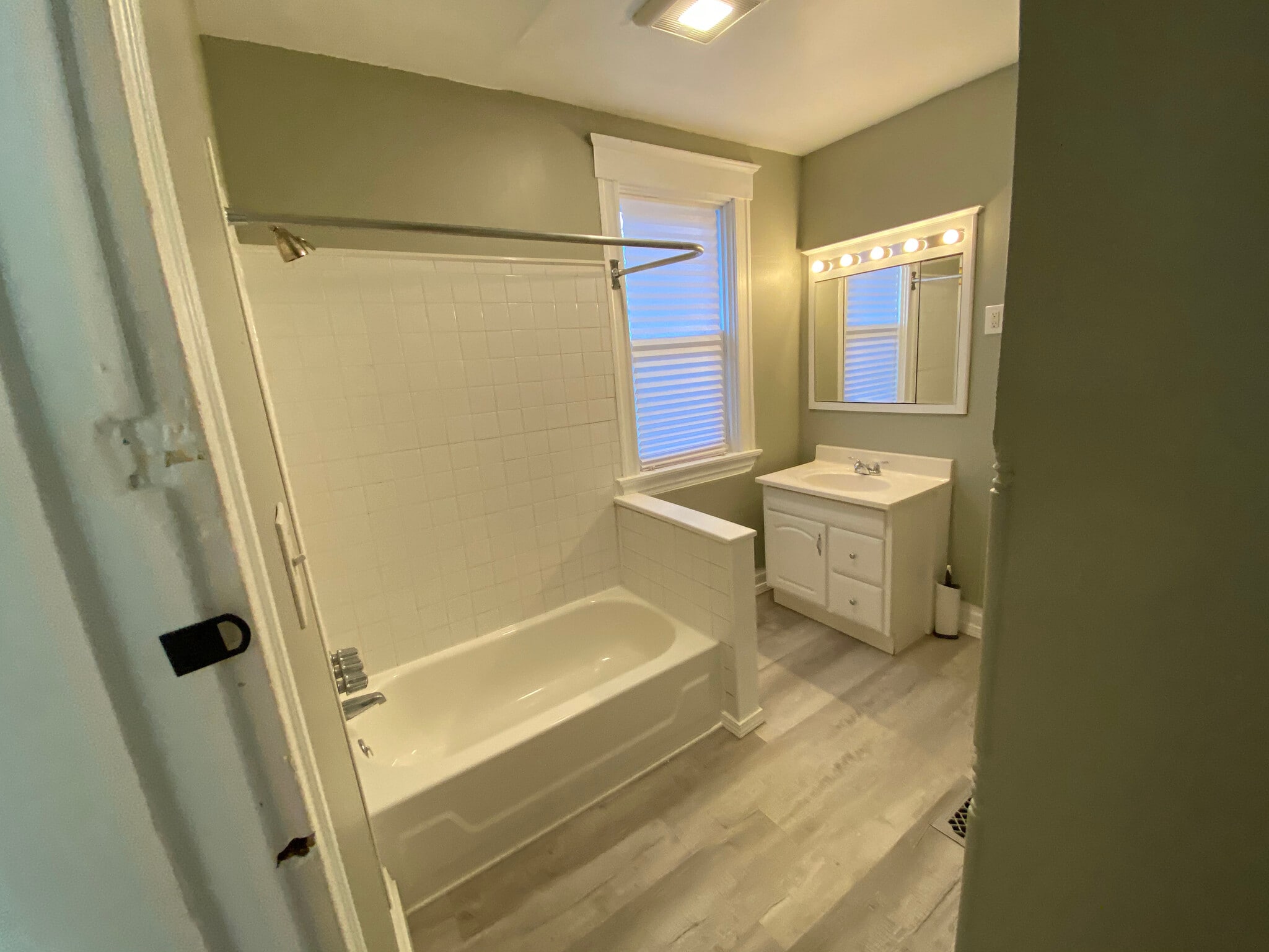 2nd floor bathroom - 2532 Ravine St