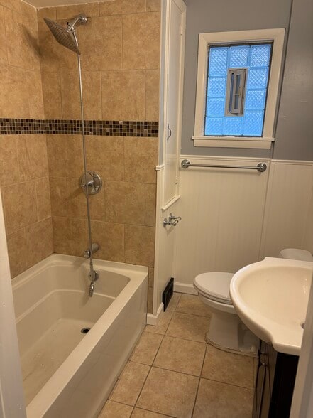 Building Photo - 17 Newman Place