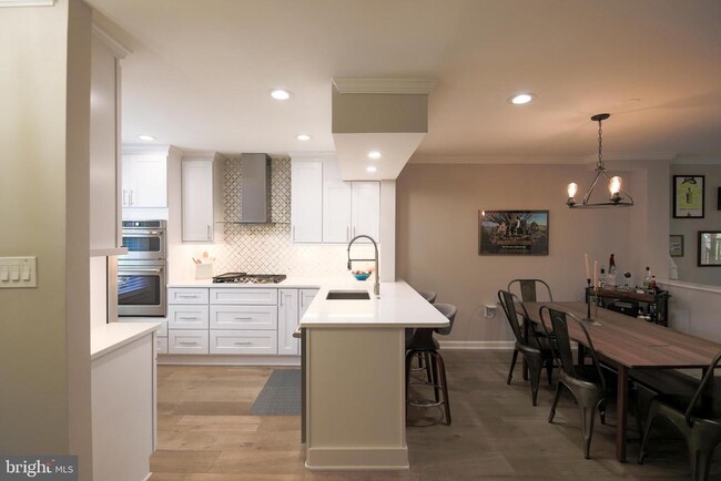 Building Photo - 332 S Alfred St