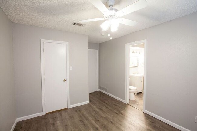 Building Photo - 1535 Rocky Point Dr