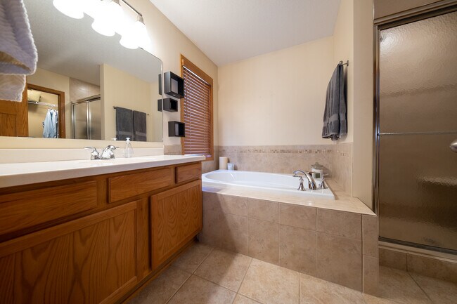 Building Photo - 15863 Kendale Dr