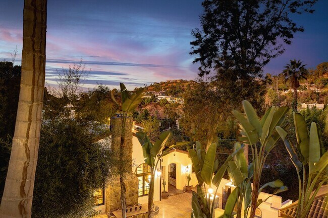 Building Photo - Fully Furnished Luxurious Spanish Mediterranean Villa in Hollywood Hills: 4-Bedroom, 2.5-Bath Ret...