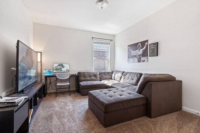 Room 3 - 388 Lakeshore Vlg E