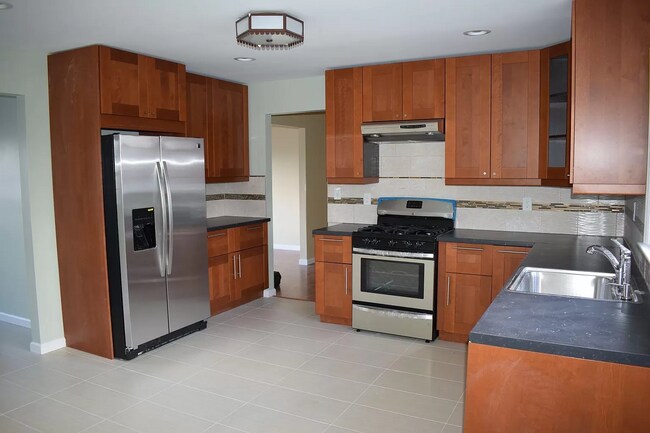 Building Photo - 8 Stratford Cir