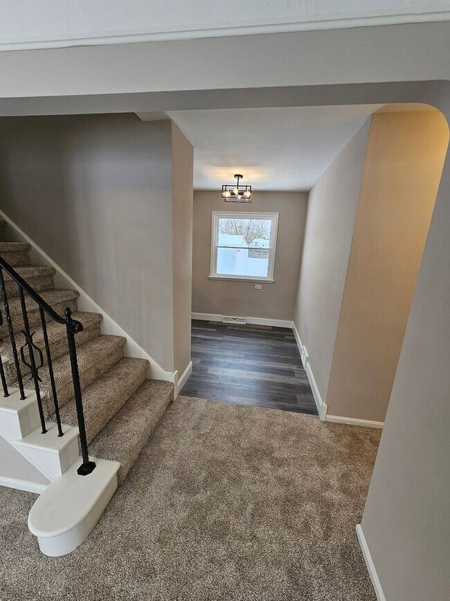 Building Photo - Beautiful Parma Heights 3 Bedroom