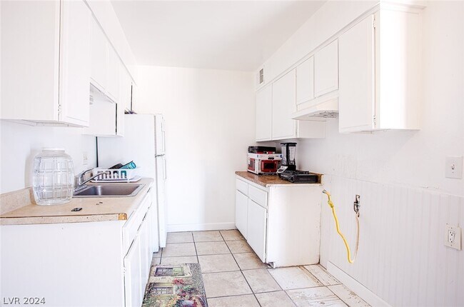 Building Photo - 5132 Pebble Beach Blvd