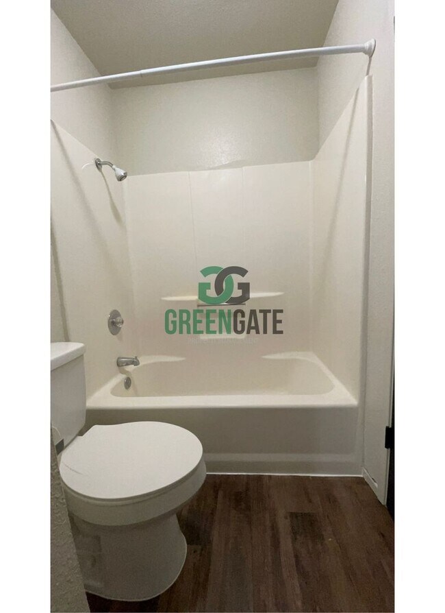 Building Photo - 3517 Woodglen Dr