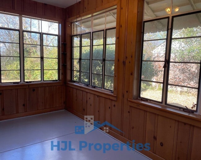 Building Photo - Beautiful Donelson Home