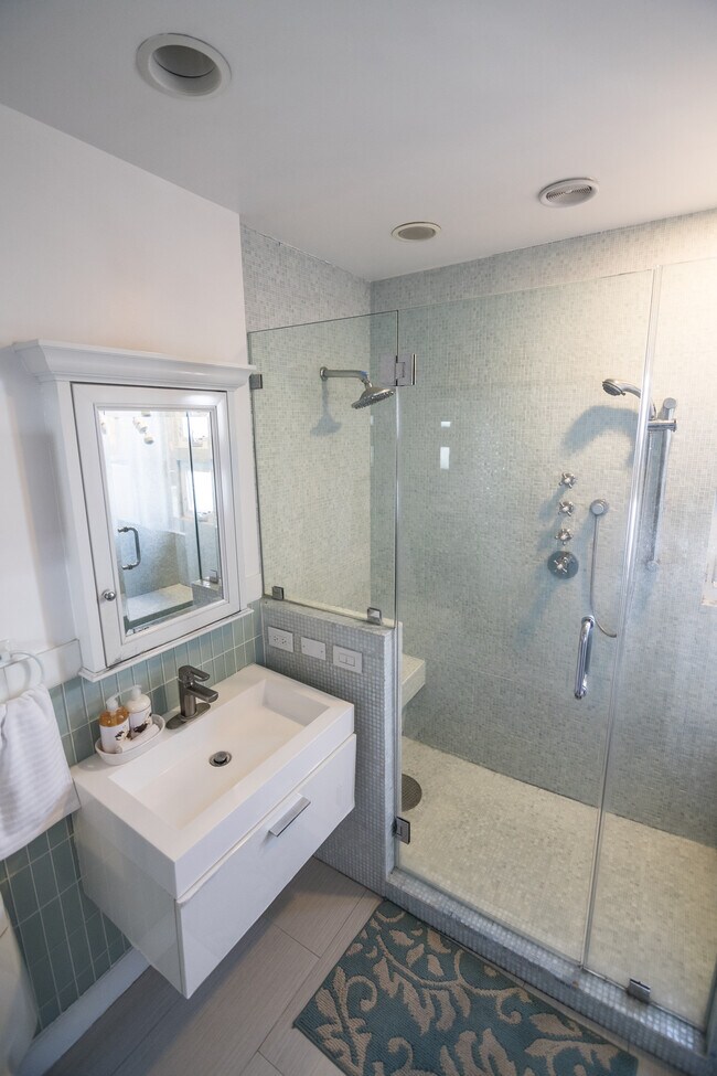 Building Photo - 920 N Beverly Glen Blvd