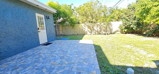 Building Photo - 3684 Pinehurst Dr