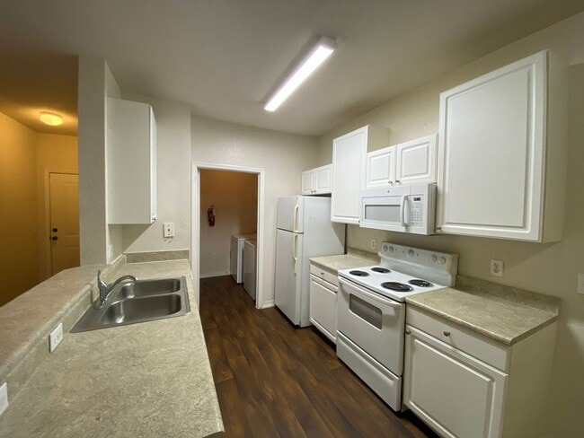 Building Photo - Top floor - 2 Bedrooms, 2 Bathrooms