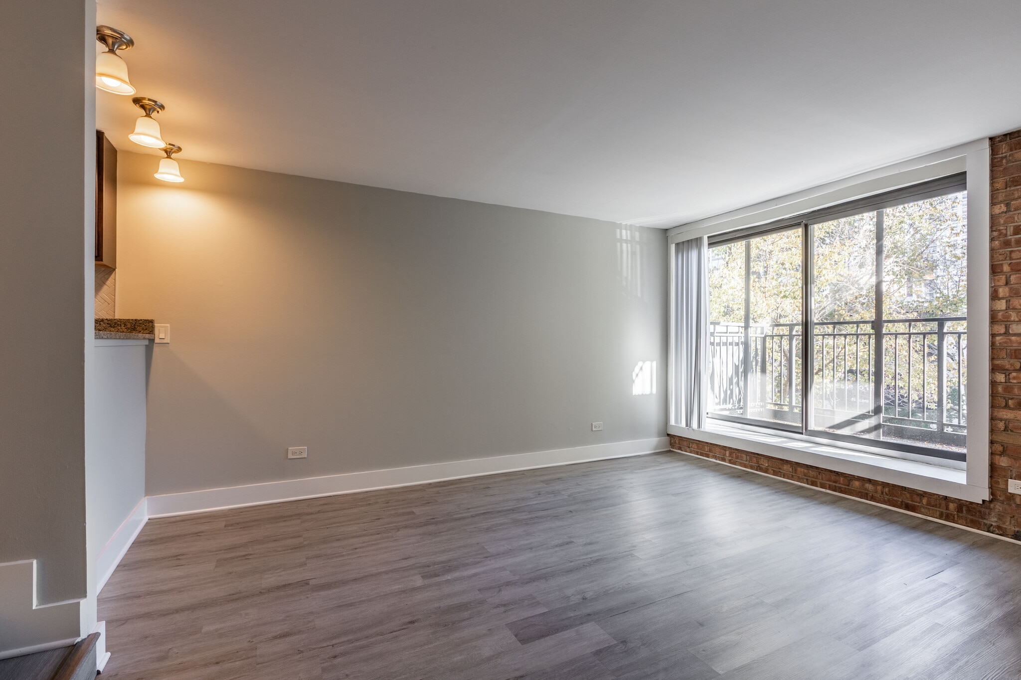 Building Photo - 1214 N La Salle Dr