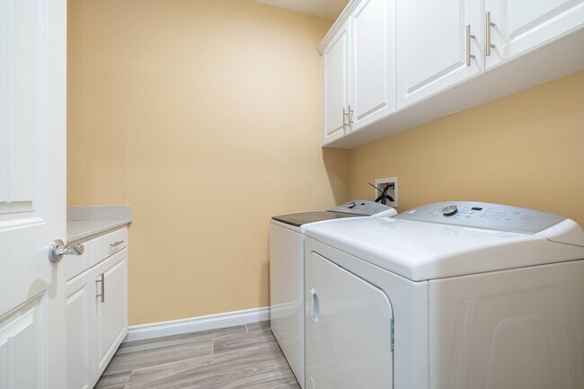 Building Photo - 4441 Via del Pellegrino