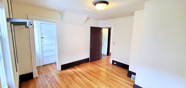 Building Photo - Great 2 Bedroom Unit in Northeast! -- Heat included!