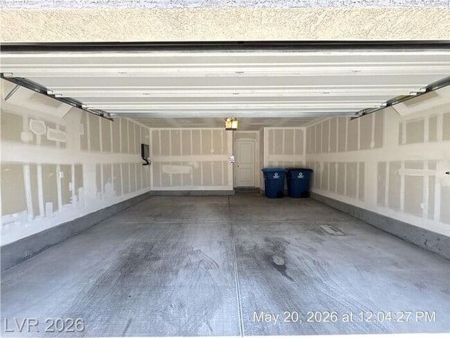Building Photo - Beautiful Townhome with Quartz Counters & Private Setting in Southwest Las Vegas
