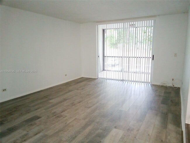 Building Photo - 3720 Inverrary Dr