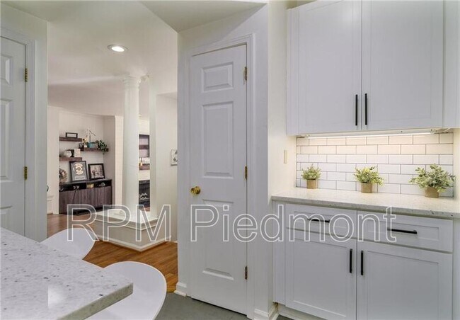 Building Photo - 220 Renaissance Pkwy NE