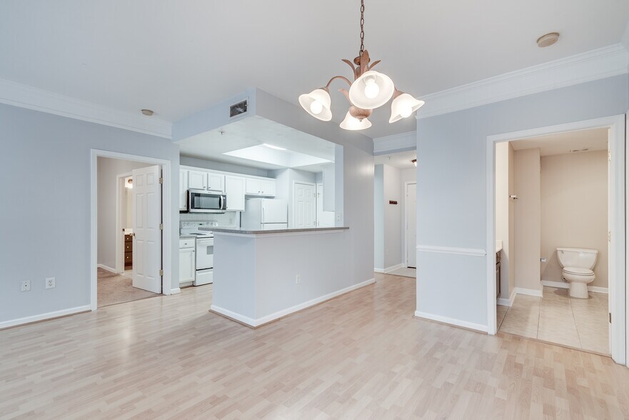 Building Photo - 2700 Pine Tree Rd NE