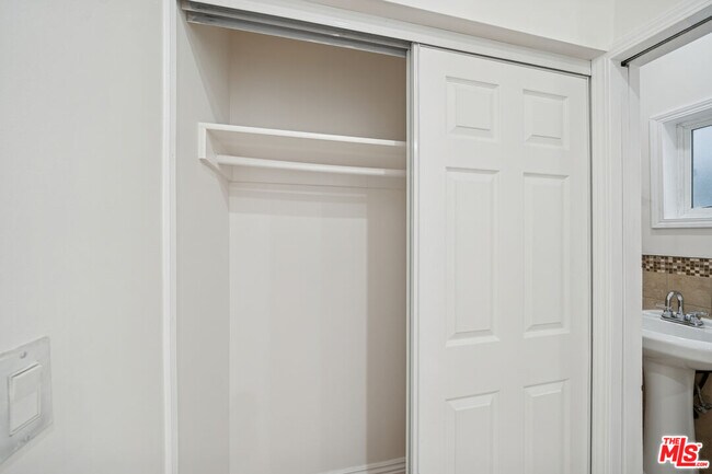 Building Photo - 6680 De Longpre Ave