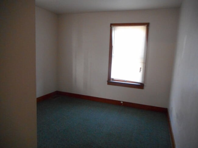 Building Photo - 318 Sheppard Ave