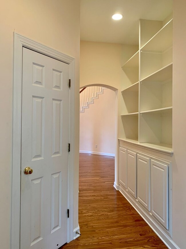 Building Photo - AMAZING Luxurious Residence, Near Educational Facilities, With Upscale Amenities!