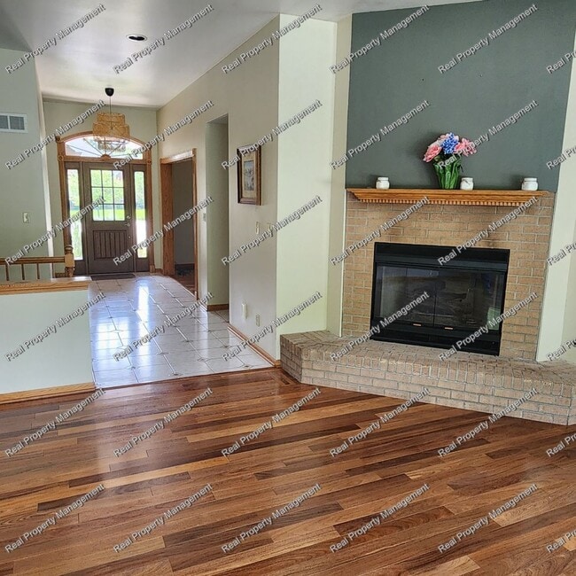 Building Photo - Gorgeous 4 Bedroom Ranch