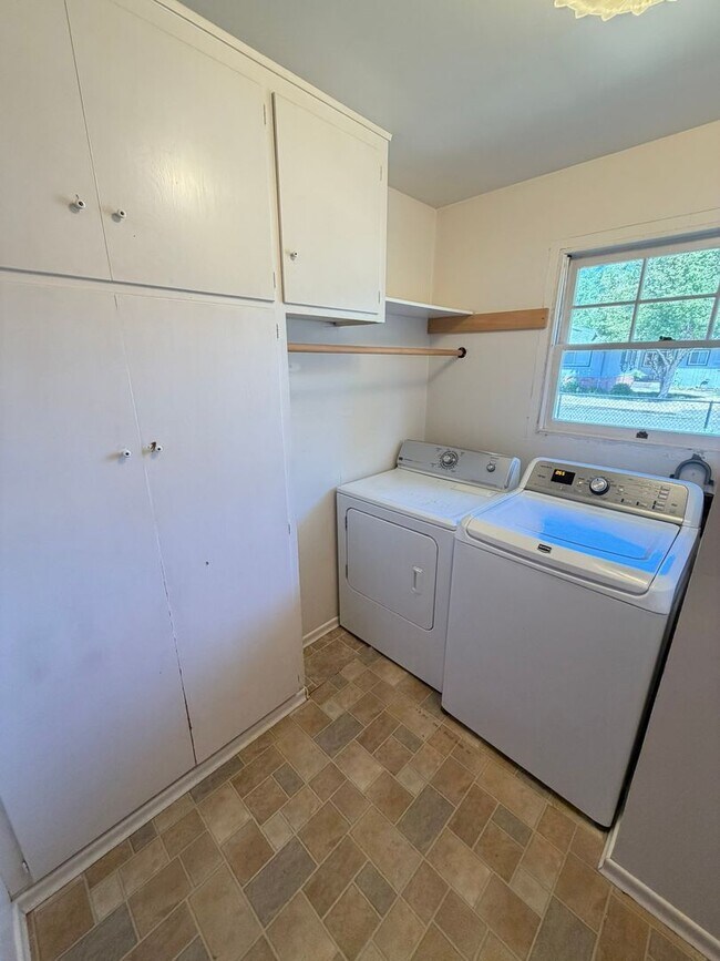 Building Photo - 3 Bedroom on Large corner lot!