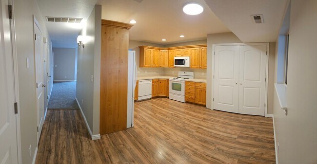 Building Photo - 2 bed, 1.5 bath townhome at Riverwoods