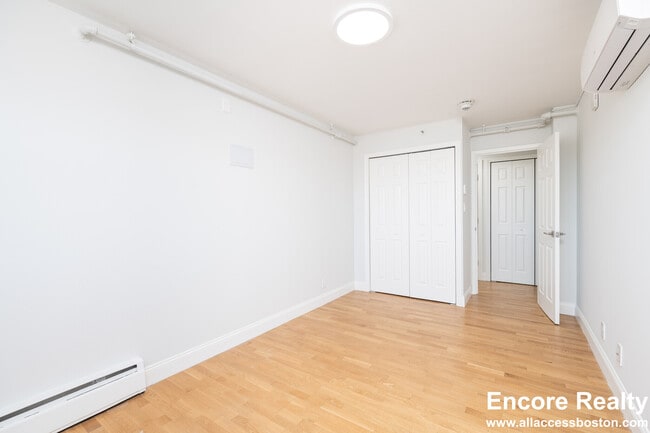 Building Photo - 1410 Columbia Rd