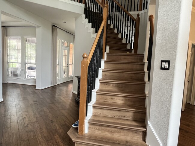 Building Photo - Located in a highly desirable neighborhood.