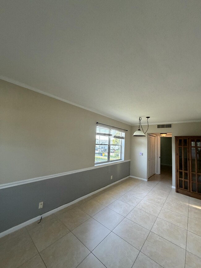 Building Photo - 185 Salisbury E