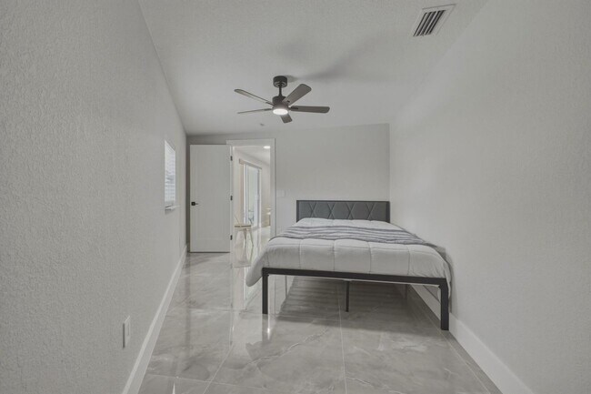 Building Photo - 632 Las Palmas Park