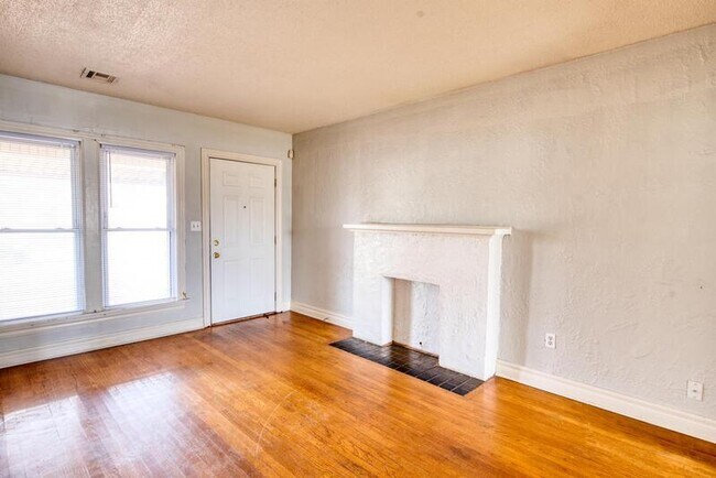 Building Photo - 1132 St Clair Ave